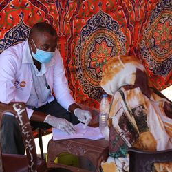 In Hamdayet/Sudan wird eine Frau medizinisch beraten