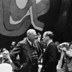 Schwarz-Weiß-Foto von zwei sprechenden Männern