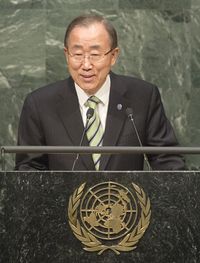 Ban Ki-moon spricht auf dem Podium