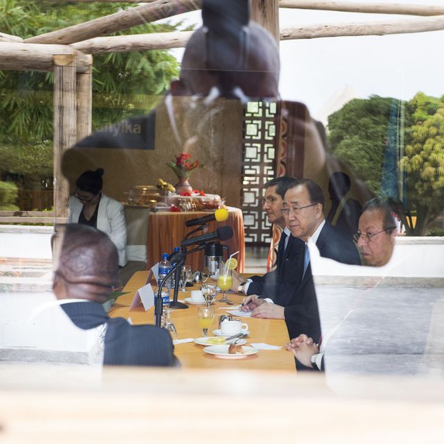 Fensterspiegelung beim Besuch des früheren UN-Generalsekretärs Ban Ki-moon in Burundi im Jahr 2016 (© UN Photo/Eskinder Debebe)