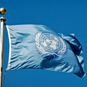 Die Flagge der Vereinten Nationen weht im Wind.