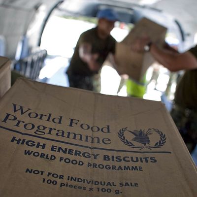 Mitarbeitende des United Nations Stabilization Mission in Haiti verteilen Lebensmittel des Welternährungsprogramms an die Opfer des Tropensturms in Haiti.