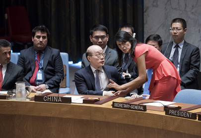 Die Ständige Vertreterin der USA bei den Vereinten Nationen, Nikki Haley berät sich mit Liu Jieyi, dem ständigen Vertreter der Volksrepublik China, bei der Sitzung zu schärferen Sanktionen gegenüber Nordkorea am 05. August. 