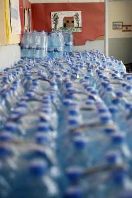 Gestapelte Wasserflaschen