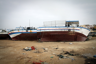 Boote liegen gegenüber vom Hafen Lampedusa, Italien.