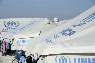 Zelte eines Flüchtlingscamps mit dem Logo des UNHCR