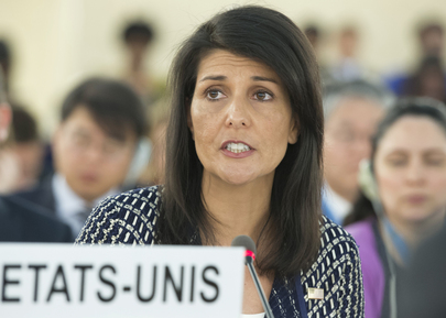 Nikki Haley, die Botschafterin der USA bei den Vereinten Nationen sitzt an einem Pult und spricht in ein Mikro. Im Hintergrund sitzen weitere Abgeordnete.