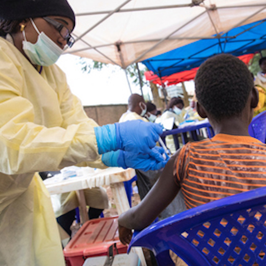 Eine Frau impft ein Kind gegen Ebola im Nordosten der Demokratischen Republik Kongo.