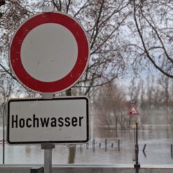 Jahrhunderthochwasser in Deutschland, Juli 2021. Foto: Flickr/FF Kostheim Straßenverkehrsschild signalisiert Hochwasser