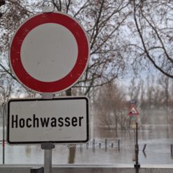 Straßenverkehrsschild signalisiert Hochwasser