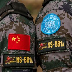 Chinesisches und UN-Emblem der chinesischen Blauhelmtruppen.