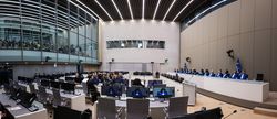 Blick in den Verhandlungssaal mit Publikum, Richterinnen und Richter sitzen rechts