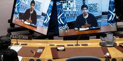 Nazhat Shameem Khan zugeschaltet und auf Bildschirmen im UN-Sicherheitsrat zu sehen.