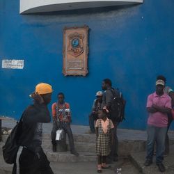 Menschen vor der Polizeistation von Pétion Ville, Port-au-Prince, in Haiti. UN Photo/Leonora Baumann
