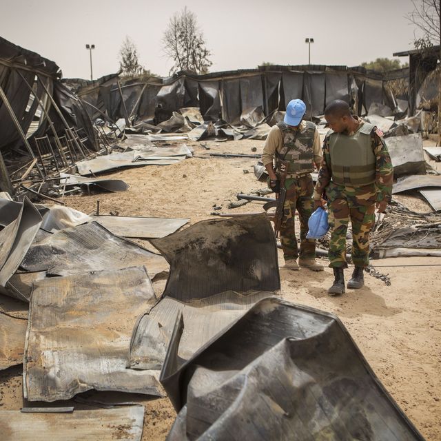UN-Soldaten untersuchen die Folgen des Anschlags auf eine Basis im malischen Timbuktu