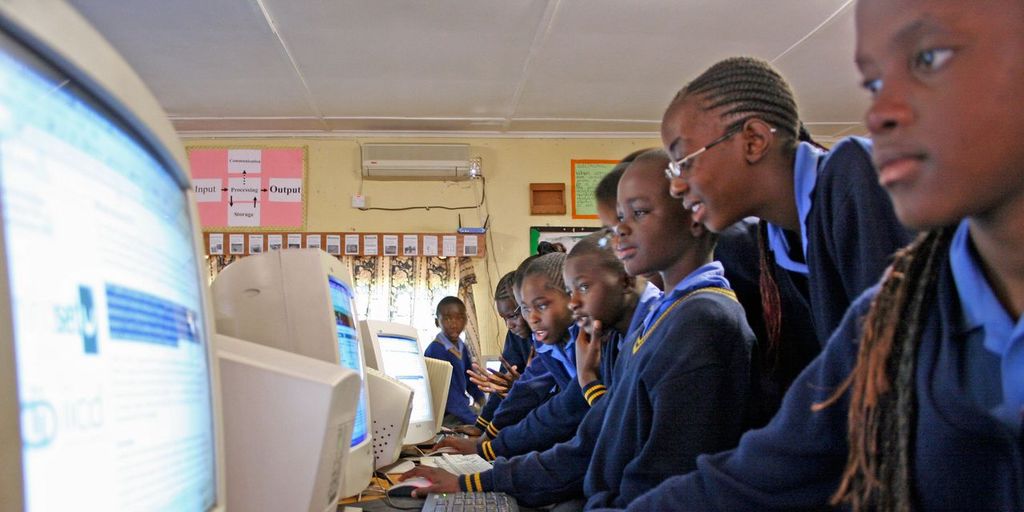 Schülerinnen und Schüler der Rhodes Park School in Lusaka, Sambia, bereiten im Computerlabor einen Lernzirkel vor. Foto: IICD/Flickr/(CC BY 2.0)/Rhodes Park School Pupils 